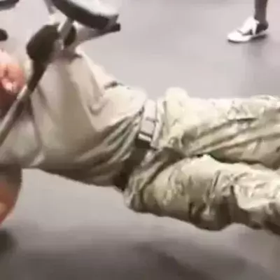 Ein Soldat trainiert auf beeindruckende Art und Weise in der Trainingshalle