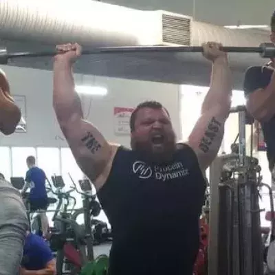 Eddie Hall macht lockeres Bankdrücken mit dem Gewicht von... 2 Männern! Ihr werdet euren Augen nicht trauen!