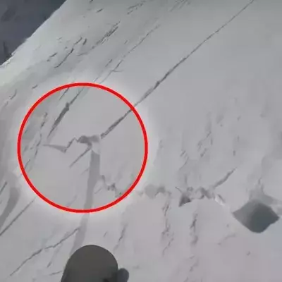 Snowboarder überlebt Lawine