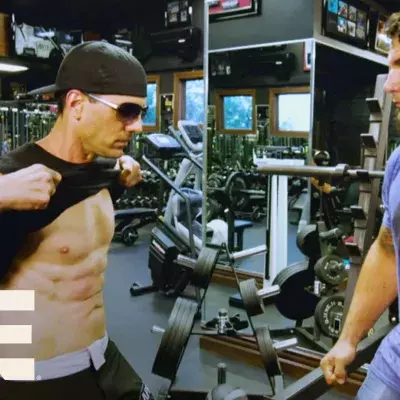 Ein Magier fordert UFC-Stars dazu auf, ihn möglichst hart in den Bauch zu schlagen
