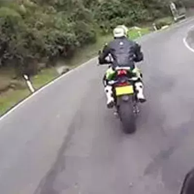 Radfahrer demütigt zwei Biker auf rasanter Abfahrt: Doch dann wird es brenzlig!