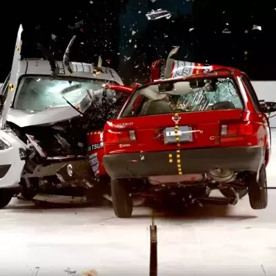Crashtest mit einem Nissan Tsuru 2015 (Mexiko) und einem Nissan Versa 2016