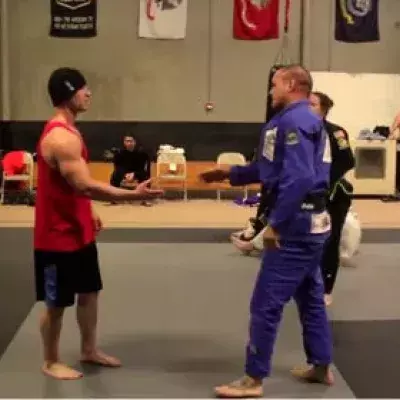 Bodybuilder wird von Schwarzgurtträgern im Brazilian Ju-Jitsu fertiggemacht