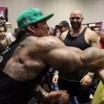 Profi-Bodybuilder Rich Piana ohrfeigt einen behinderten Stalker