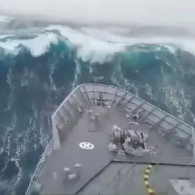 Wenn eine Riesenwelle ein Schiff der Marine verschluckt