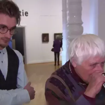 Er lässt ein Bild von Ikea in einem Museum für moderne Kunst von Experten bewerten