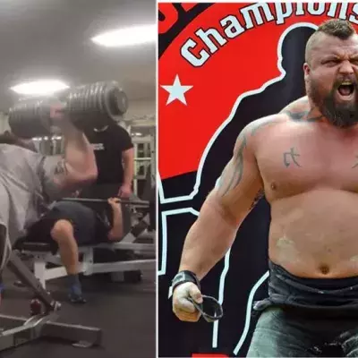Eddie Hall, der englische Strongman, macht Bankdrücken mit 90-Kilo-Hanteln