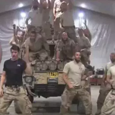 Diese Soldaten haben wohl gerade Pause... geniale „Grease“-Parodie!
