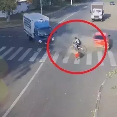 Ein Radfahrer entkommt wie durch ein Wunder einem heftigen Verkehrsunfall