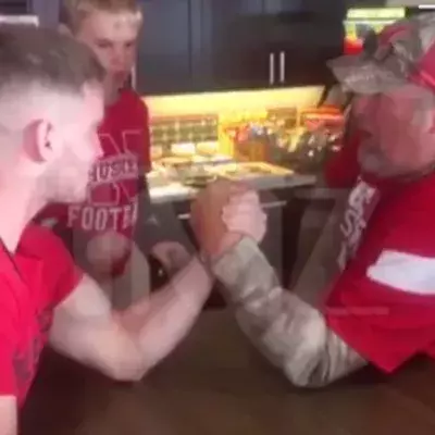 Larry the Cable Guy wird zum Armdrücken herausgefordert.