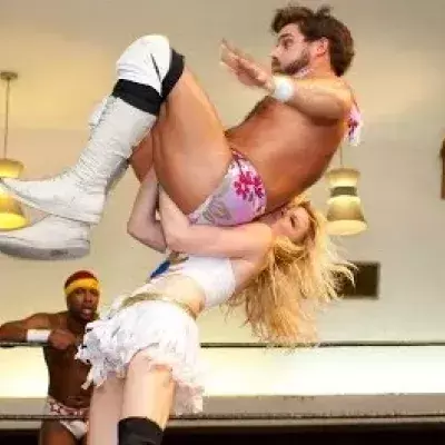Wrestling: Candice Lerne entwickelt "Ballsplex", einen legendären Griff, mit dem sie ihre männlichen Gegner fertigmacht