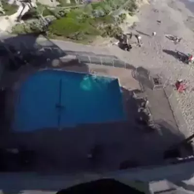 Ein Amerikaner springt von einem Balkon in einen Pool und entgeht nur knapp dem Tod