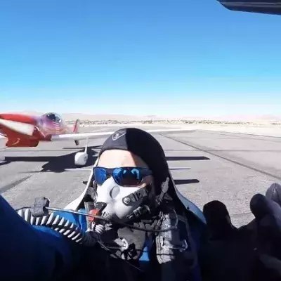 Dieser Pilot wird von einem anderen Flugzeug am Kopf getroffen!