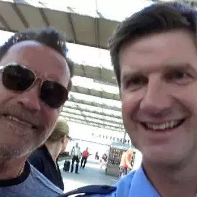 Arnold Schwarzenegger in Deutschland verhaftet! kann sich aber mit einem Selfie retten!