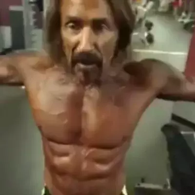 Dieser Sportler hat einen Wahnsinns-Körper. Wenn ihr erfahrt, wie alt er ist, werdet ihr überrascht sein!