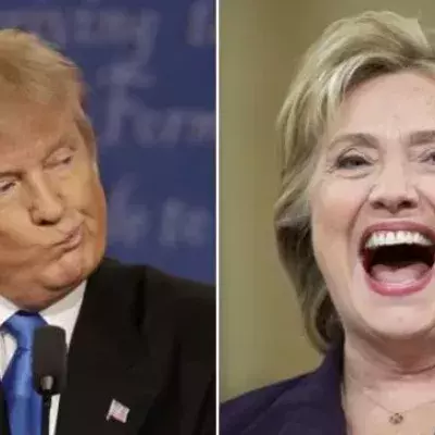 In diesem Momet wird Trump definitiv zur Witzfigur! Clinton und das Publikum lachen!