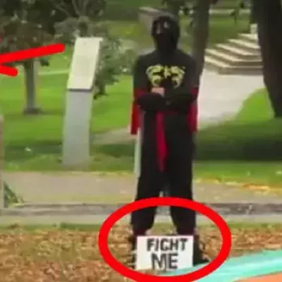 Dieser "Ninja" fortert Menschen auf der Straße zum Kampf heraus