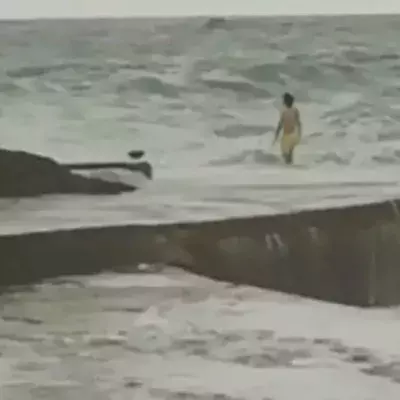 Dieser Mann springt ins tosende Meer und schafft es, wie durch ein Wunder, wieder herauszukommen