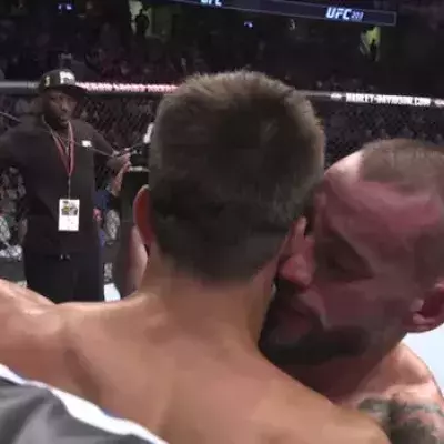 CM Punk: Unveröffentlichte Bilder von dem Gespräch mit Mickey Gall nach dem Kampf bei der UFC 203