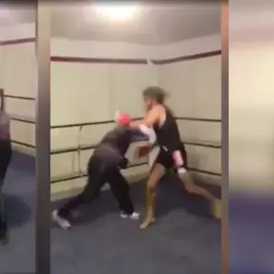 Junger und arroganter Boxer kämpft gegen einen 60-jährigen Trainer