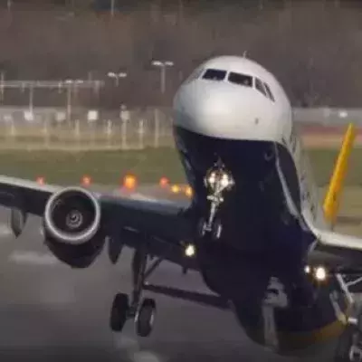 Als das Flugzeug landen will, dreht es der Wind plötzlich quer