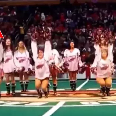Sieh hier, wie sich diese Cheerleaderin bei einer großen Show blamiert!