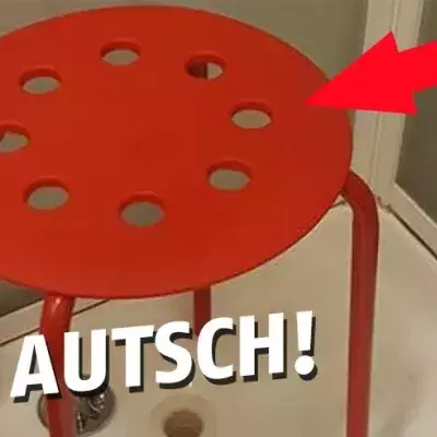 Er klemmt seinen Hoden in einem Ikea-Stuhl