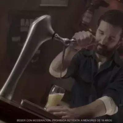 Diese Bar ist um 45° gebogen und serviert so das perfekte Bier
