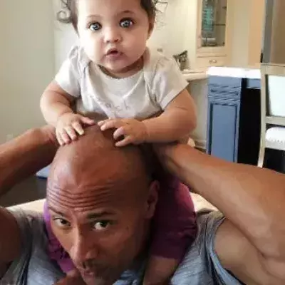 The Rock erteilt seiner Tochter eine Lektion fürs Leben, die in als Antwort darauf anpinkelt!