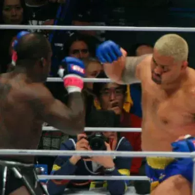 Wie Mark Hunt und sein Kinn aus Stahl von Melvin Manhoef einen KO kassieren