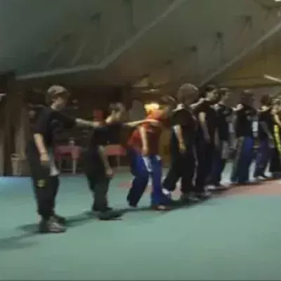 Dieser möchtegern Jiu-Jitsu-Meister bindet seinen Schülern einen Bären auf