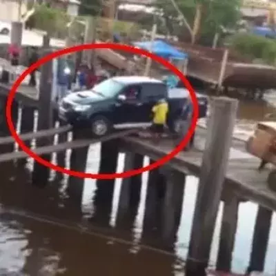 Auto fährt auf unglaubliche Weise auf eine Fähre
