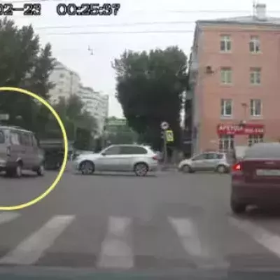 Russland: LKW-Fahrer stürzt Kreuzung ins Chaos