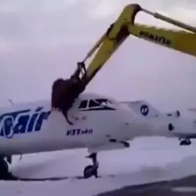 Dieser Flufhafenmitarbeiter wurde entlassen... Und überlegt sich die ultimative Rache!