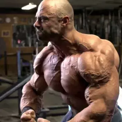 Bei diesem Bodybuilder sieht man die Anstrengung an jeder einzelnen Vene!