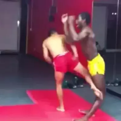 Diese Vorführung eines Low Kicks ändert anders als geplant..