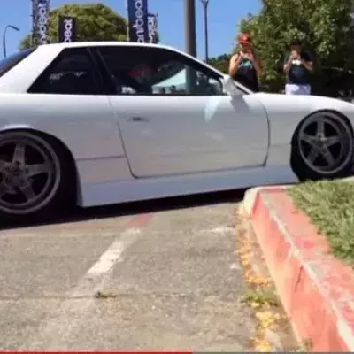 Tuning: Er hätte niemals mit seinem Auto über diesen Bordstein fahren sollen!
