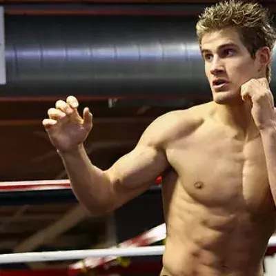 Sage Northcutt ist ein außergewöhnlicher Athlet.. seht euch an, wie hoch er treten kann!