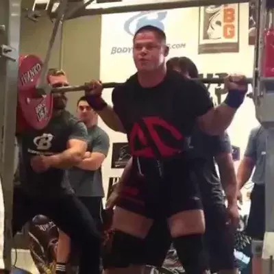 Halten die Beine dieses Powerlifters einen Squat mit 375 Kilo aus?
