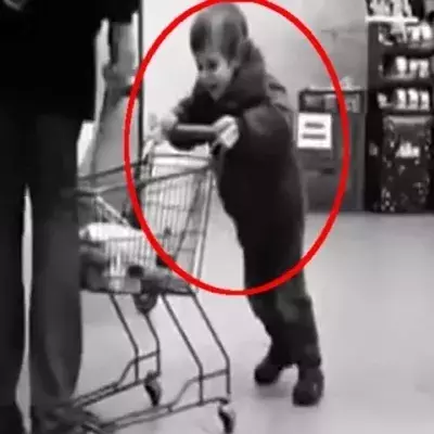 Dieses Kind hätte den Mann im Supermarkt lieber nicht nerven sollen..
