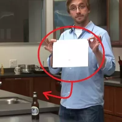 Wie praktisch! So öffnet ihr ein Bier mit einem Blatt Papier!