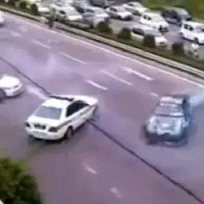 Er driftet auf der Autobahn und verspottet die Polizei