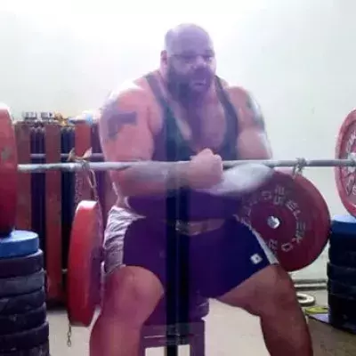 Dieses Monster zeigt die seltsamste Übung der Welt und hebt… 400 Kilo!