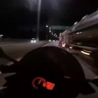 Absoluter Leichtsinn: Motorradfahrer fährt Slalom zwischen Autos mit 200 km/h!