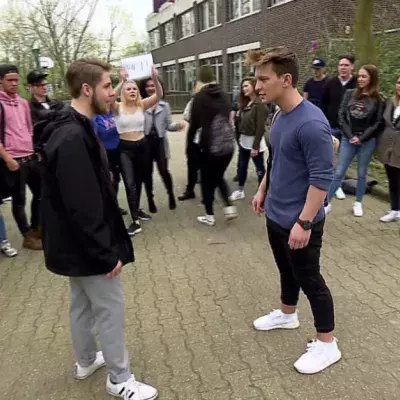 Seine Mitschüler wollen ihn einschüchtern, doch er kann Jiu-Jitsu!