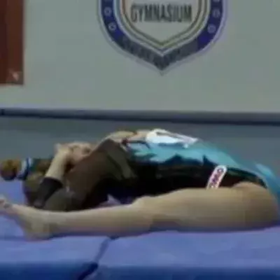 Carlotta Ferlito: die italienische Athletin entgeht bei diesem Sturz nur knapp einer Katastrophe