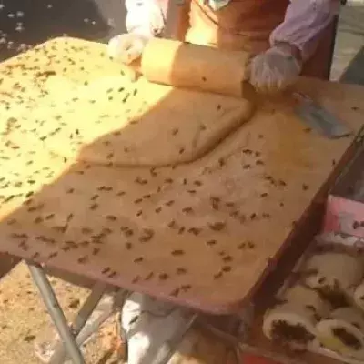 Dieser Chinese backt Kuchen und ist dabei von 1000 Bienen umgeben!