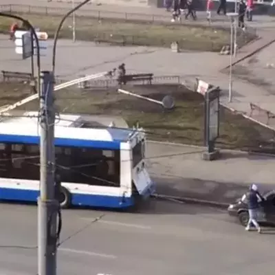 Diese Russen haben eine sehr schlechte Idee, um ihr Auto abschleppen zu lassen