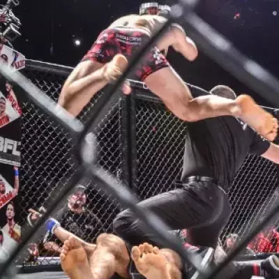 Verrücktes MMA-Finish: Kampfrichter disqualifiziert den Kämpfer!