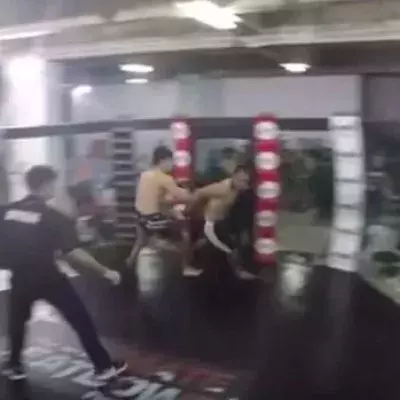 Dieser Amateurkämpfer flieht vor seinem Gegner!